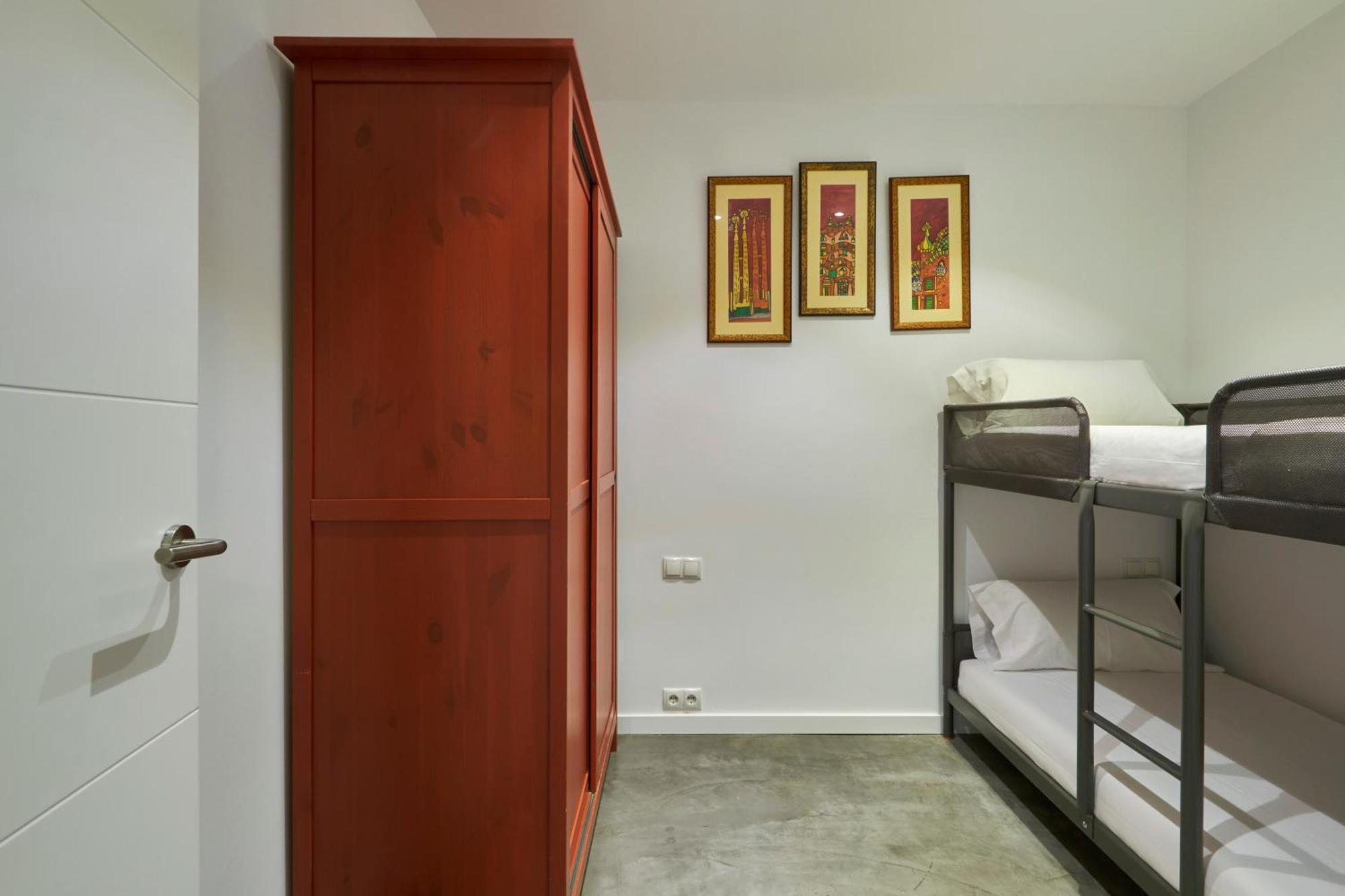 64 Apartment In A Typical Barcelona'S Old Building Dış mekan fotoğraf