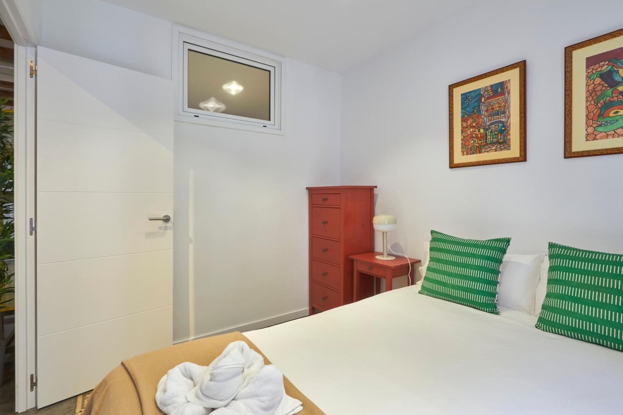 64 Apartment In A Typical Barcelona'S Old Building Dış mekan fotoğraf